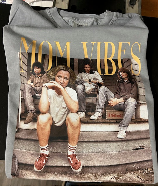 MOM VIBES TEE - CC GREY