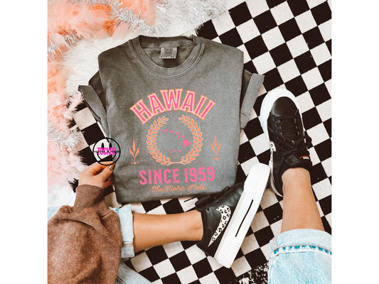 HAWAII VINTAGE VARSITY TEE - COMFORT COLORS PEPPER