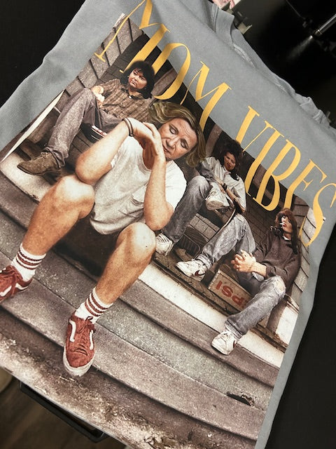 MOM VIBES TEE - CC GREY